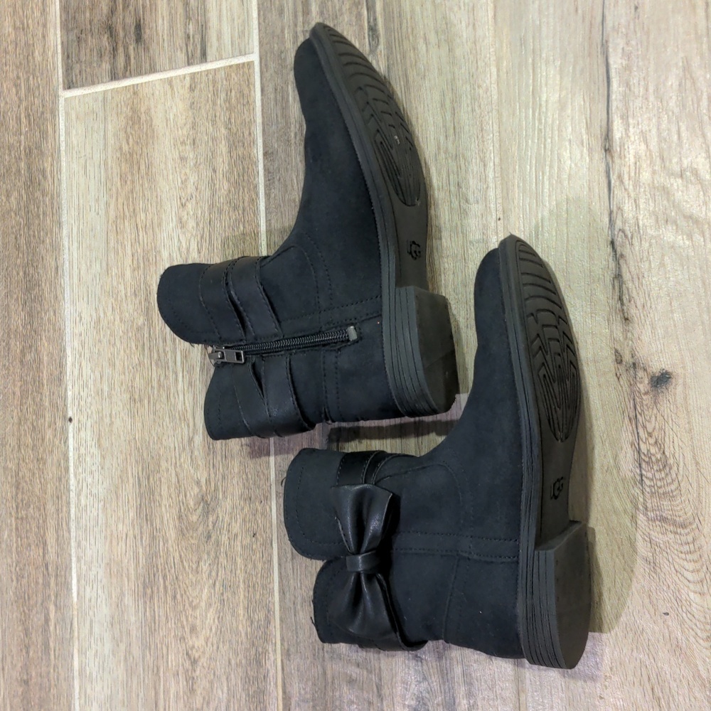 Toddler girl Ugg boots like new